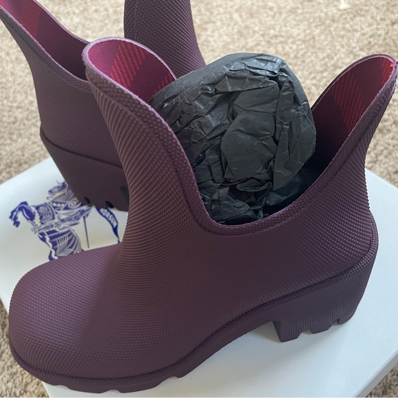 Marsh Textured Ankle Boot (Women). BRAND NEW. NEVER WORN. BURBERRY ANKLE BOOT. - Picture 2 of 5